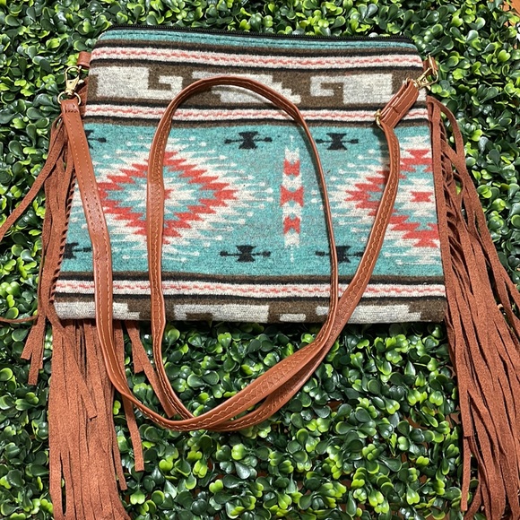 ❤️🎉SALE!! Mallorie Multicolor Aztec Fringe Crossbody Clutch Purse - Picture 2 of 6